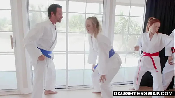 La figa pelosa di una MILF turca dal culo grosso squirta e raggiunge l'orgasmo